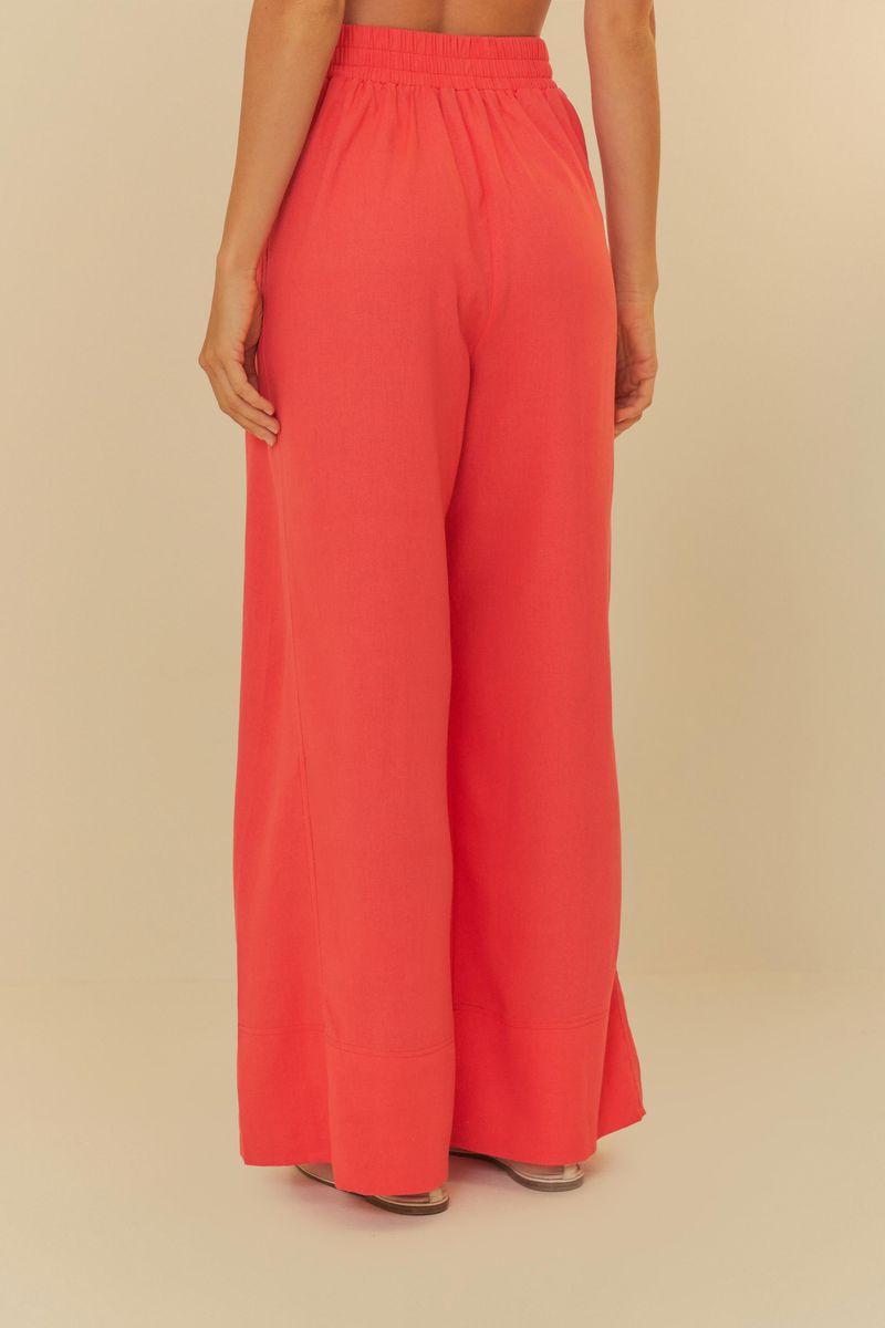Vista frontal del pantalón rosa con detalles de pespunte
