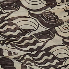 Detalle-del-escote-redondo-del-vestido-corto-estampado-con-diseño-de-conchas-y-olas-en-blanco-y-negro.
