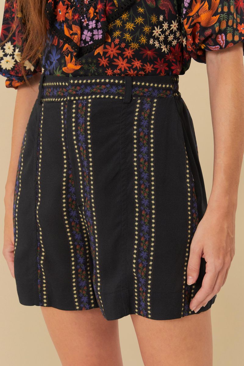 Primer-plano-del-detalle-de-la-cintura-alta-del-pantalon-con-estampado-floral.