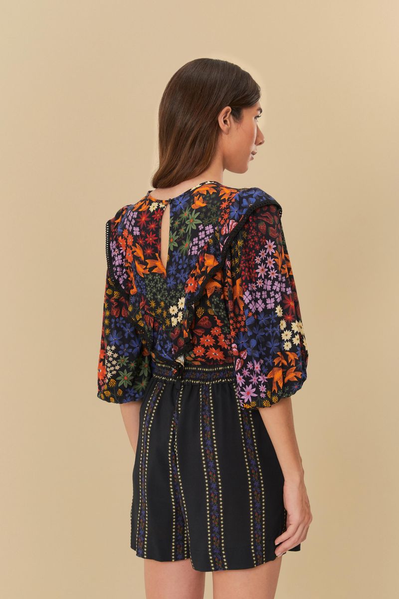 Vista-trasera-del-pantalon-corto-con-estampado-floral-vibrante.