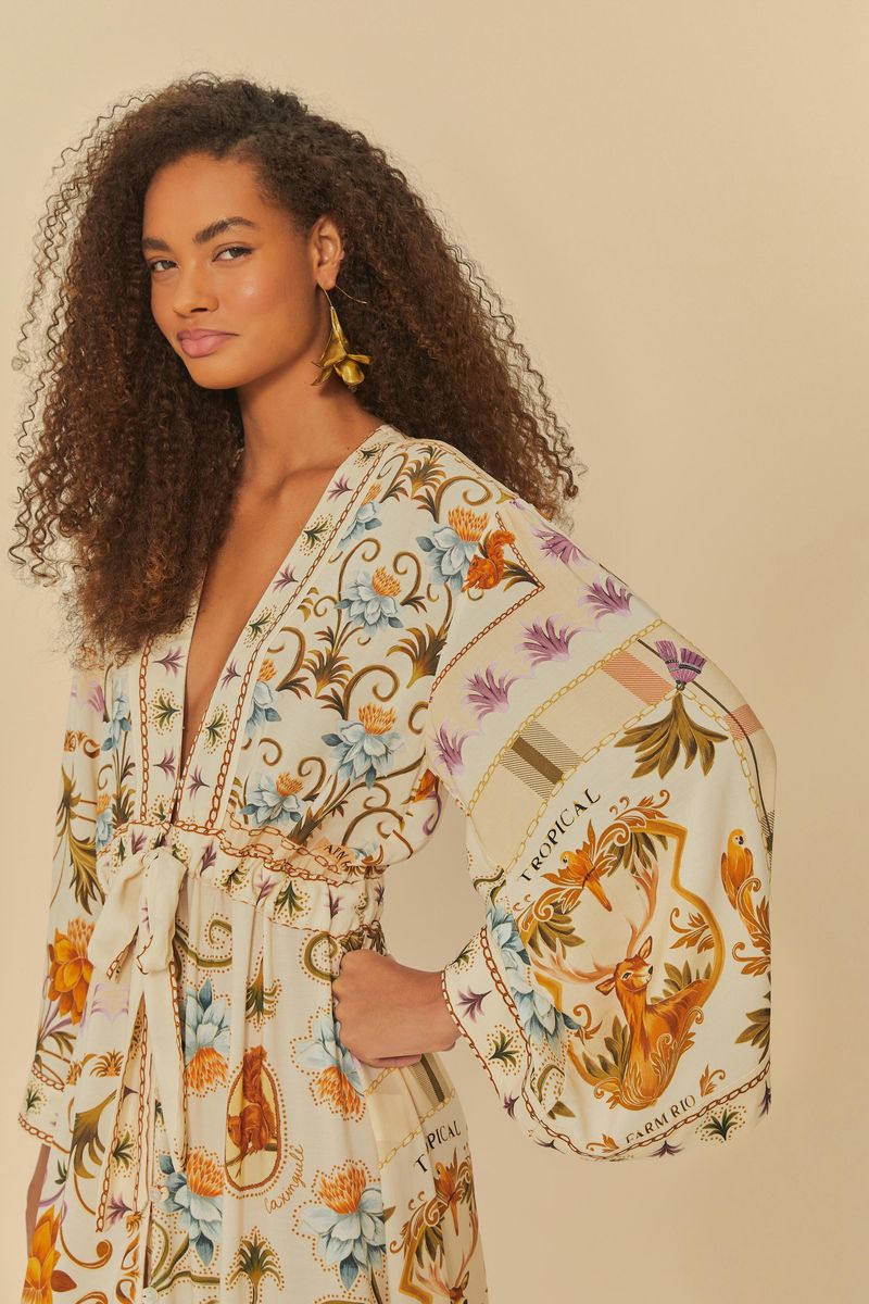 Close-up del escote en V y las mangas estilo kimono del vestido.