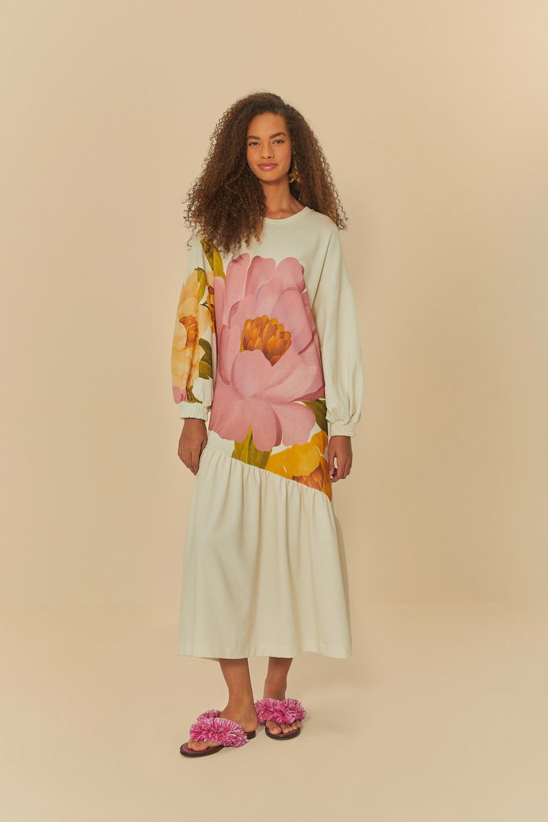 Vista frontal del vestido maxi con estampado floral, destacando el escote redondo y el diseño fluido.
