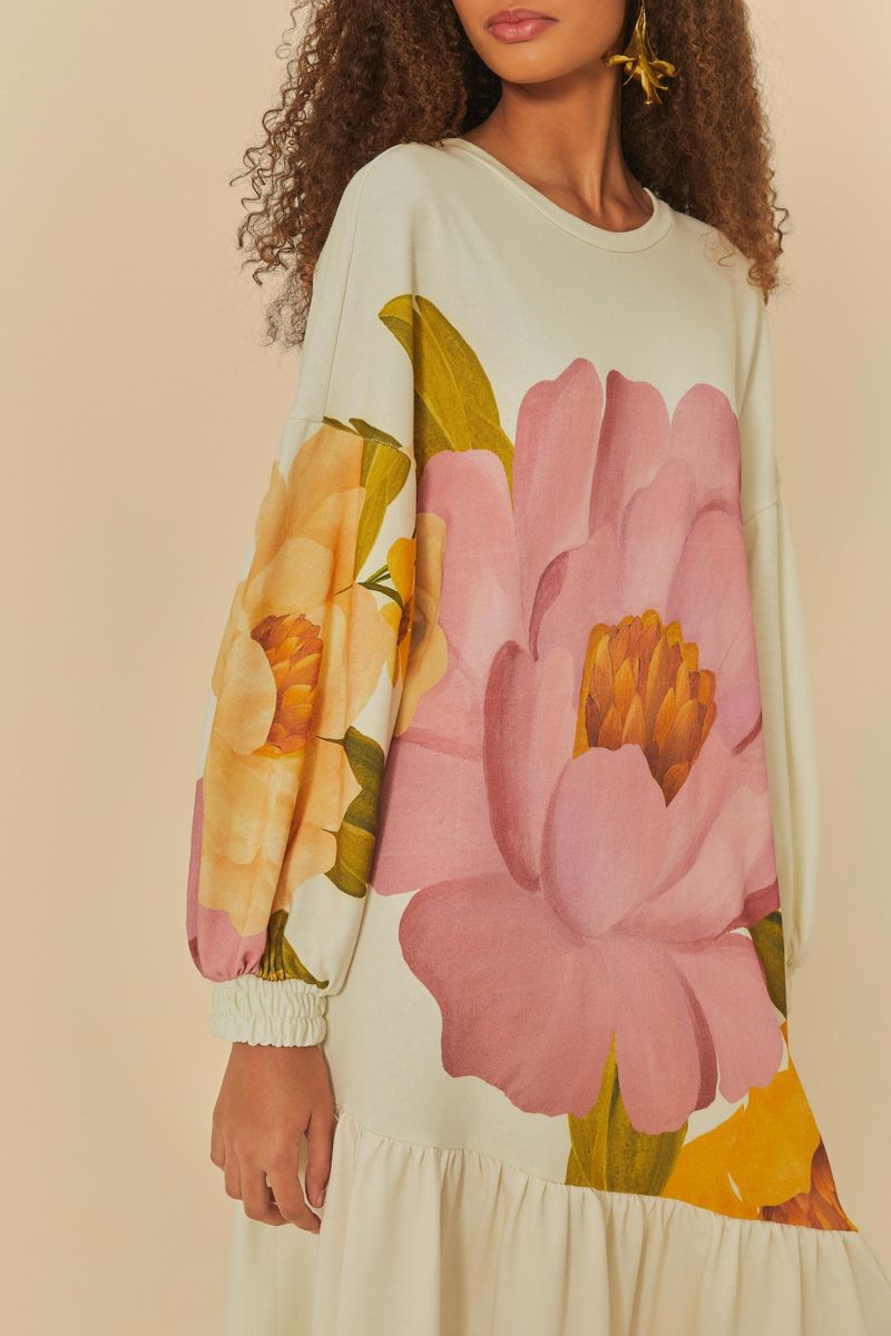 Detalle del dobladillo del vestido maxi con estampado floral, mostrando el acabado en capas.