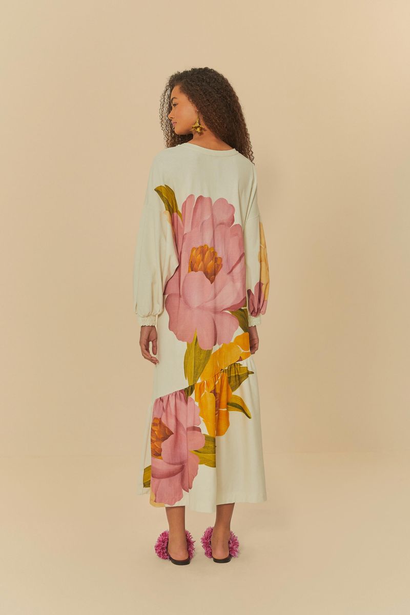 Acercamiento del vestido maxi con estampado floral, destacando la tela de malla de calicó.