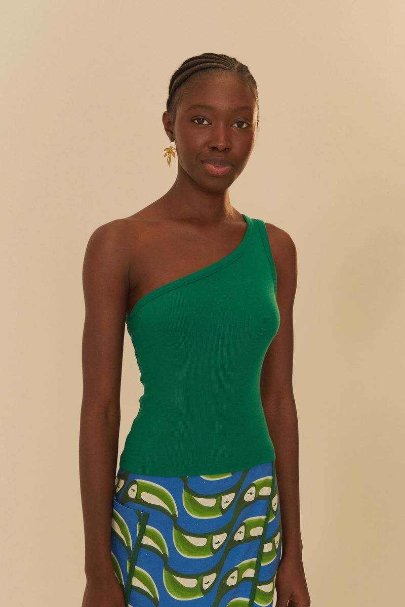 Modelo-vistiendo-blusa-de-tirantes-cropped-verde-con-escote-asimetrico-vista-frontal.