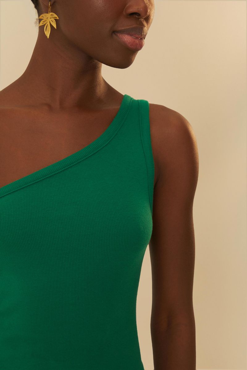 Close-up-del-escote-asimetrico-de-la-blusa-de-tirantes-cropped-verde.