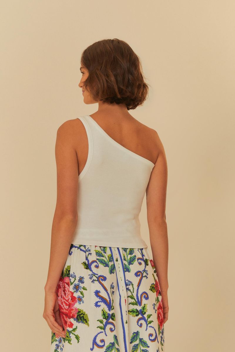 Vista-trasera-de-la-blusa-cropped-blanca-mostrando-el-corte-ajustado-y-el-diseño-minimalista.