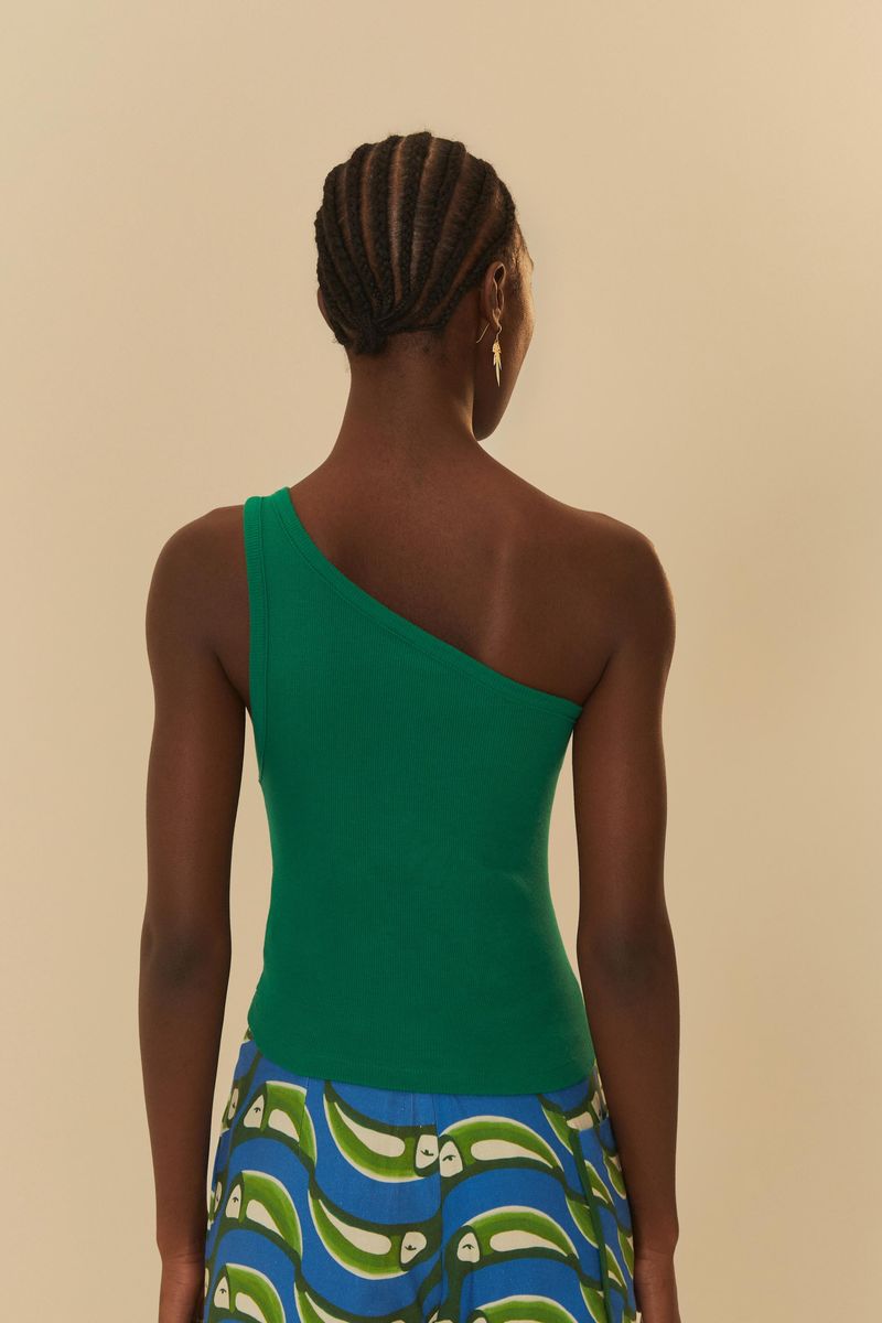 Vista-trasera-de-la-blusa-de-tirantes-cropped-verde-con-escote-asimetrico.