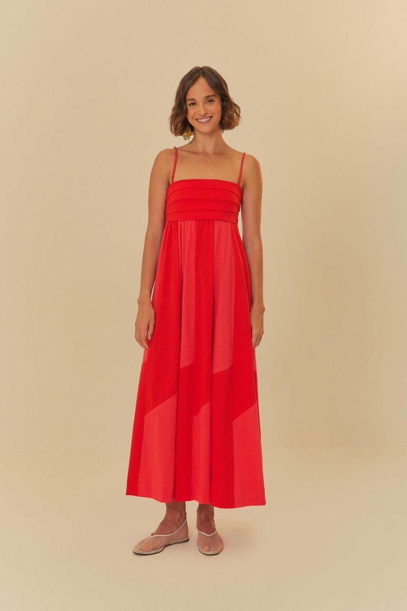 Vista frontal del vestido corto rojo, destacando su diseño elegante.
