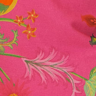 Vista-lateral-del-vestido-estampado-con-fondo-rosa-y-detalles-tropicales-mostrando-el-ajuste-en-la-cintura-y-la-longitud-cropped.
