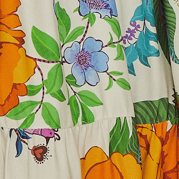 Detalle-del-estampado-floral-vibrante-del-mono.