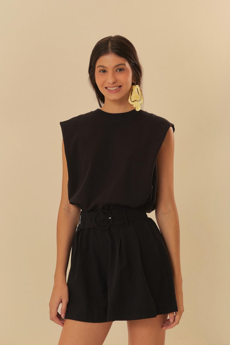 Camiseta negra con mangas raglán y tejido rib, vista frontal.