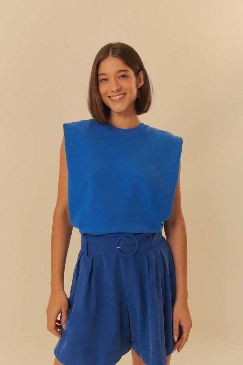 Modelo vistiendo camiseta raglan rib azul con shorts combinando.
