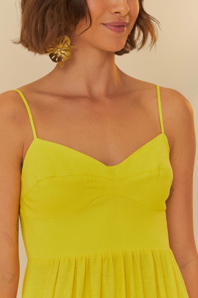 Close-up del escote en forma de corazón del vestido amarillo.