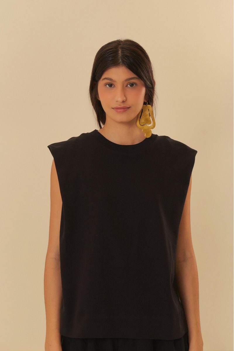 Camiseta negra con mangas raglán y tejido rib, vista trasera.