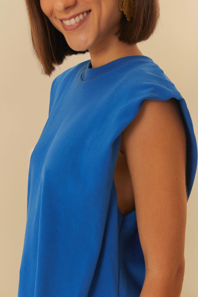 Detalle del cuello redondo de la camiseta raglan rib azul.