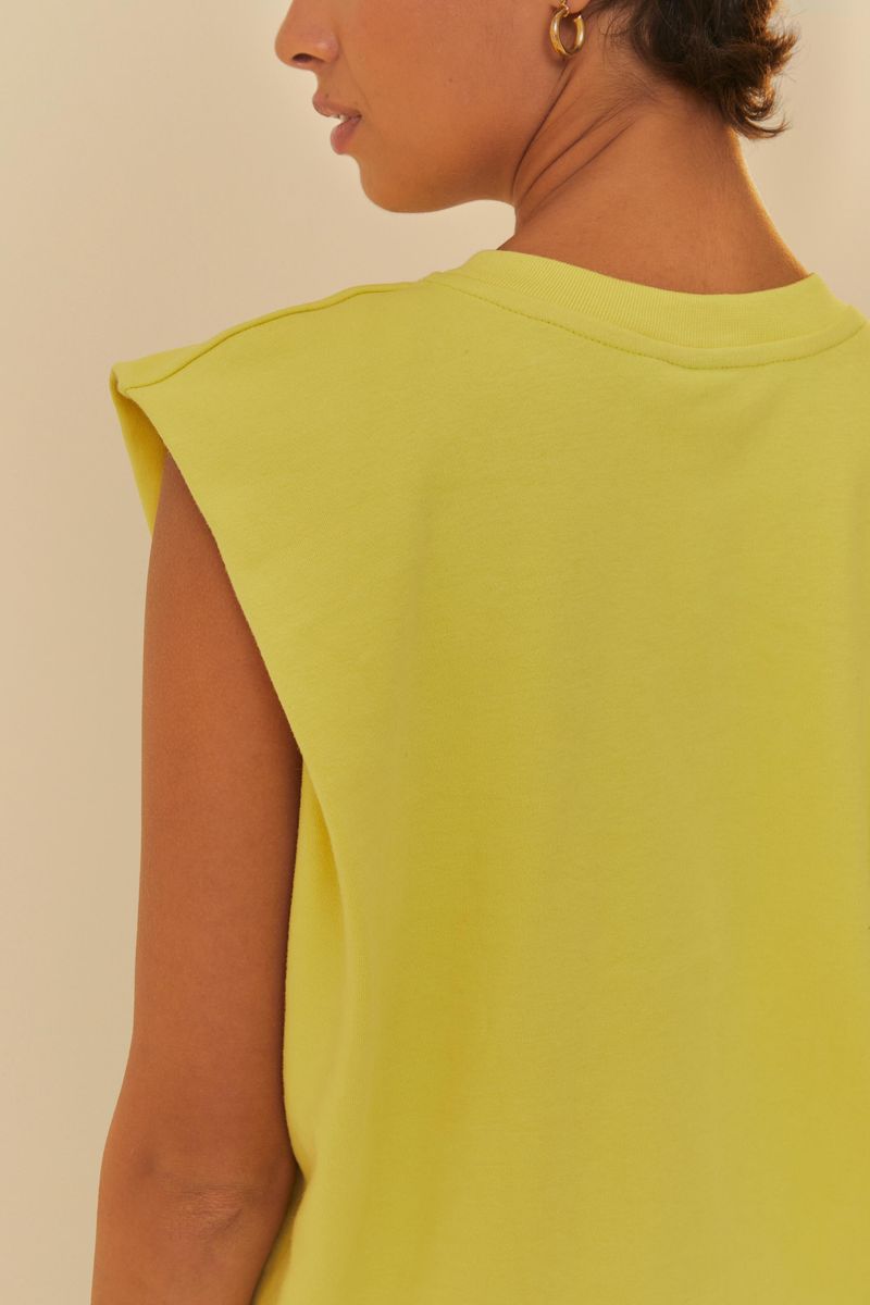 Detalle del tejido y acabado de la camiseta raglán de canalé amarilla.