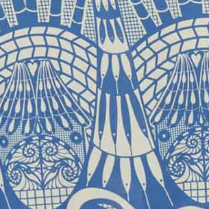 Detalle-del-escote-cuadrado-y-del-patron-geometrico-del-vestido.