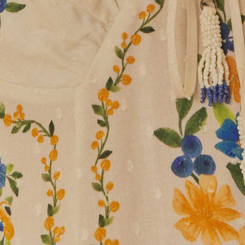 Vista trasera del vestido floral, destacando el escote en V en la espalda y la continuidad del estampado.