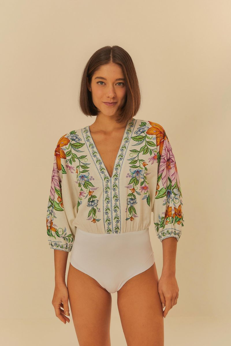 Body floral con escote en V y mangas tres cuartos visto de lado