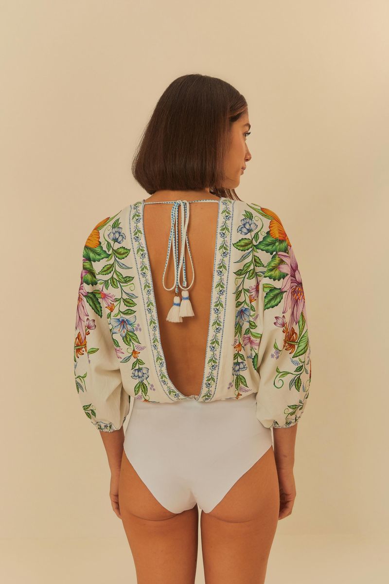 Detalle del estampado floral del body