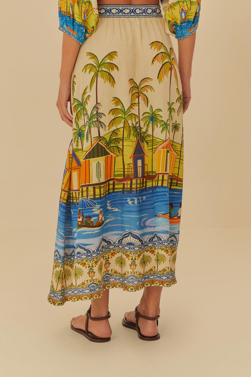 Vista trasera de la falda larga estampada con motivos amazónicos, mostrando detalles de la estampa y del corte godé.