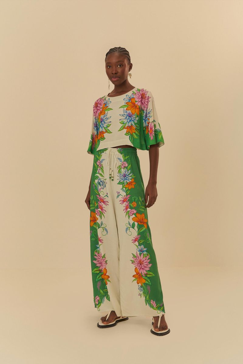 Modelo-de-pie-usando-un-conjunto-floral-camiseta-cropped-y-pantalon-a-juego-vista-completa.
