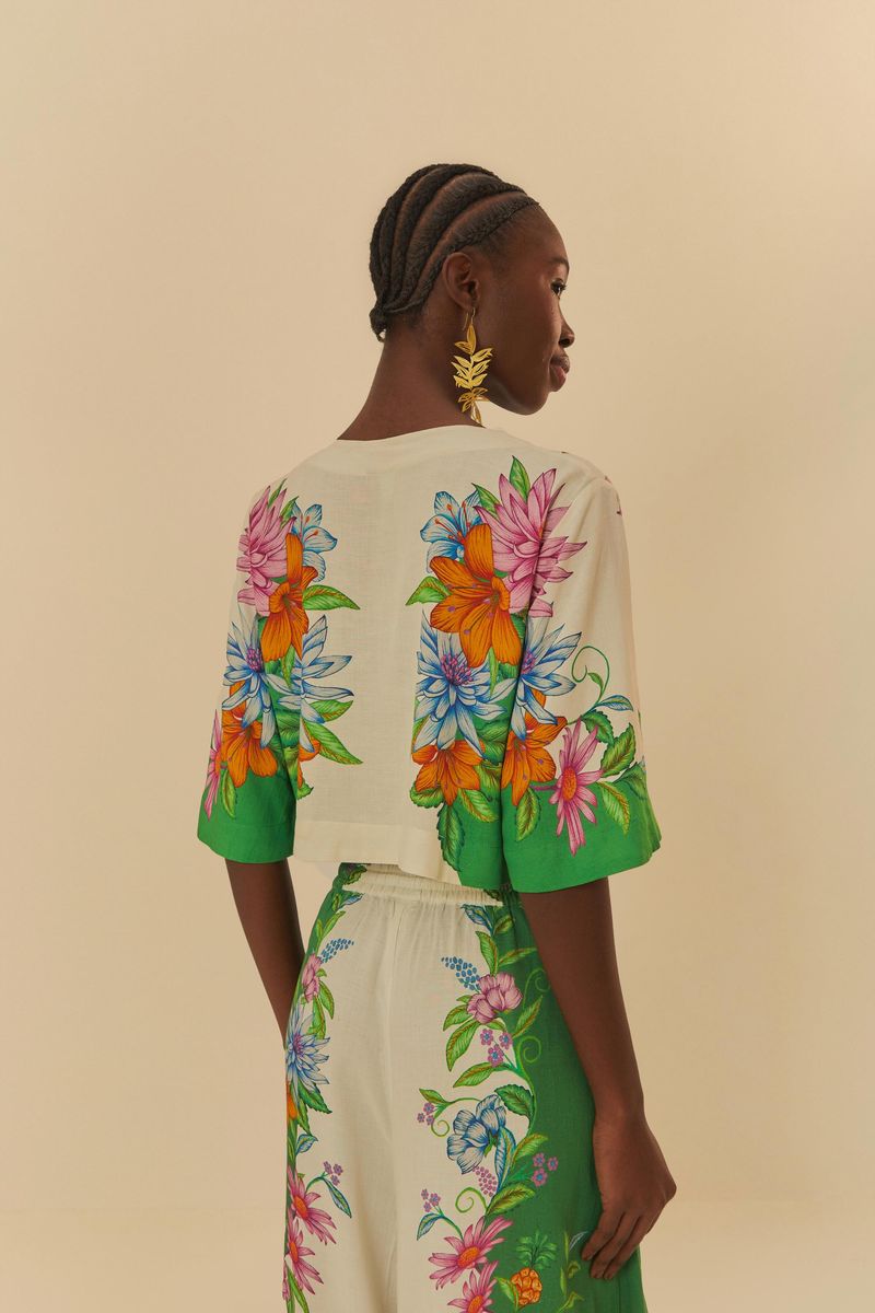Close-up-del-estampado-floral-tropical-sobre-fondo-beige.
