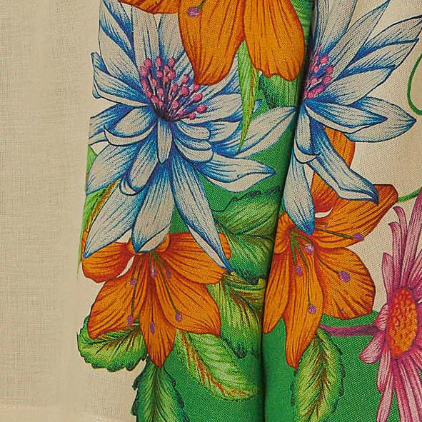 Modelo-de-espaldas-mostrando-el-estampado-floral-en-la-camiseta-cropped.