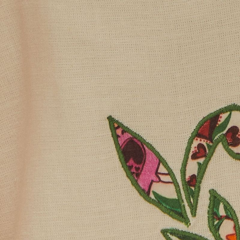 Detalle-del-bordado-floral-del-vestido-mostrando-la-riqueza-de-los-elementos-decorativos.