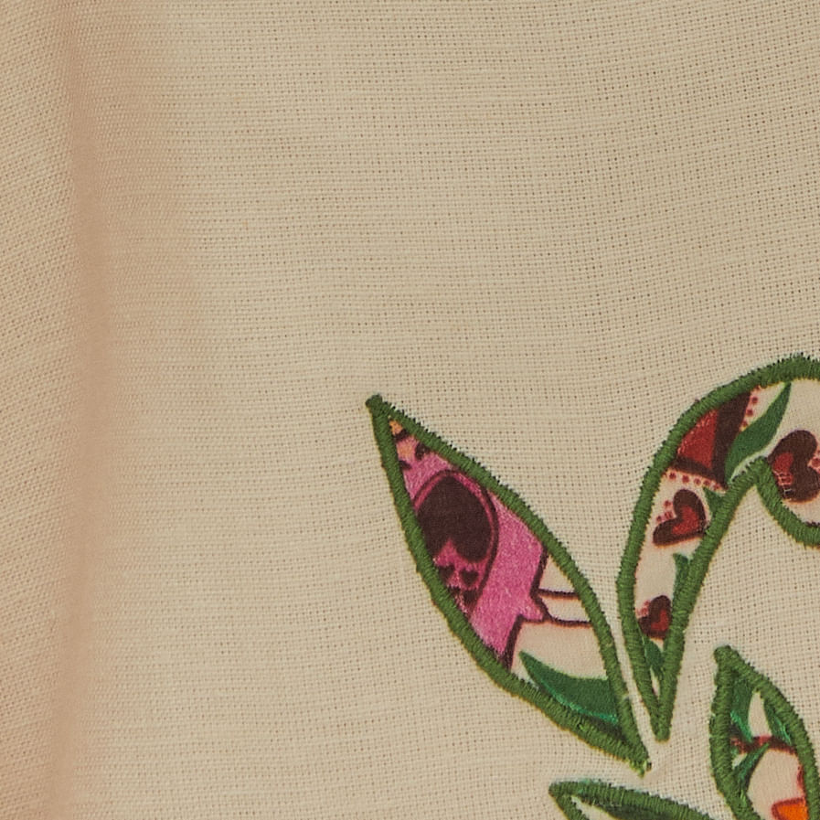 Detalle-del-bordado-floral-del-vestido-mostrando-la-riqueza-de-los-elementos-decorativos.