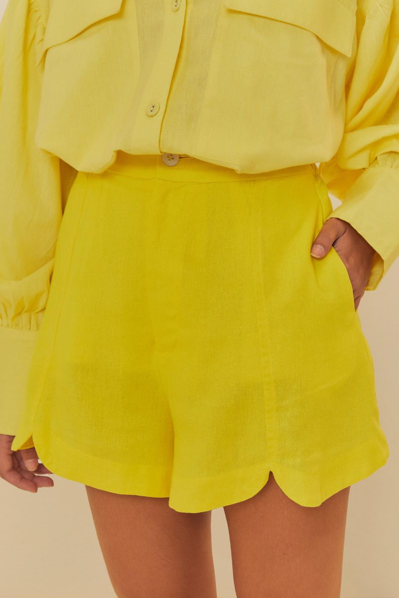Close-up del short amarillo con cortes al frente, destacando la tela y el diseño.