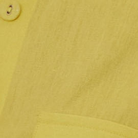 Detalle de la tela y acabado del short amarillo, destacando su textura y color vibrante.