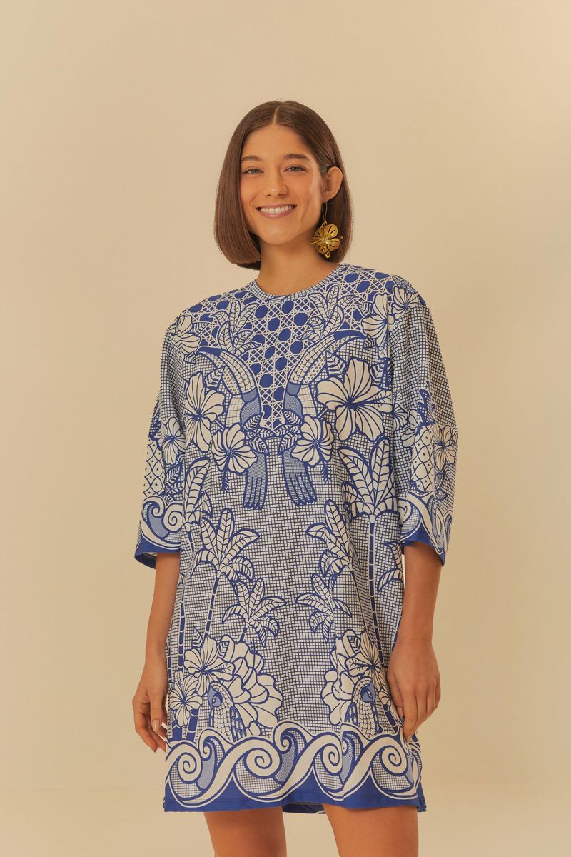 Imagen-mostrando-un-vestido-estilo-camiseta-con-estampado-azul-y-blanco-con-detalles-florales-y-geometricos-visto-de-frente.