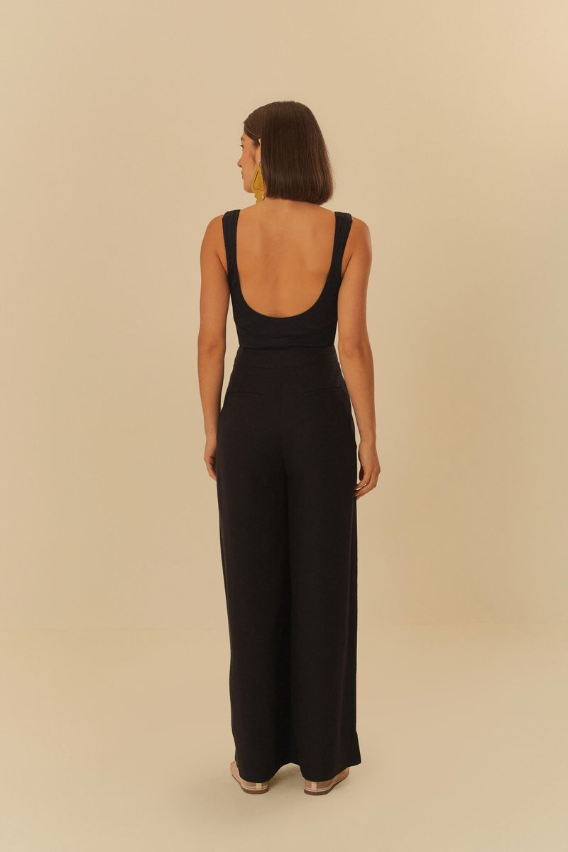 Vista trasera del pantalón negro con pliegues y bolsillos.