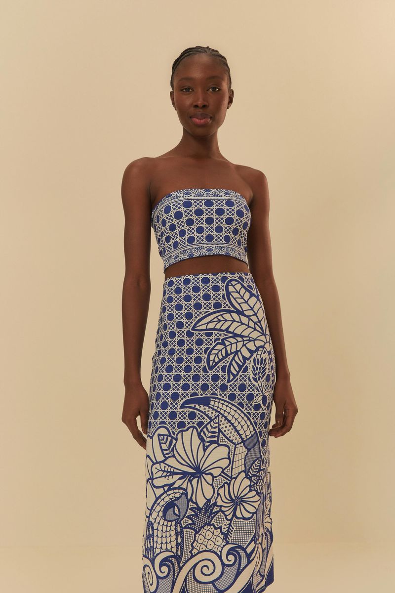 Close-up-de-la-falda-midi-estampada-con-diseño-tropical-en-azul-y-blanco.