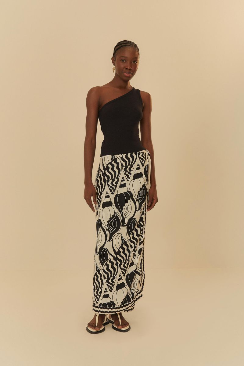 Modelo-vistiendo-blusa-cropped-negra-con-falda-estampada-vista-frontal.