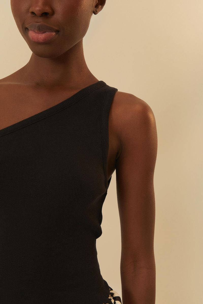 Vista-lateral-de-modelo-con-blusa-cropped-negra-mostrando-el-ajuste-ajustado.