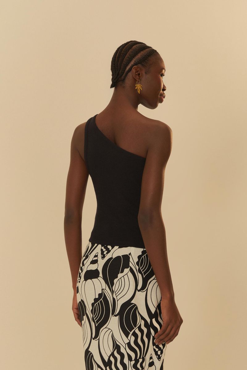 Vista-trasera-de-modelo-con-blusa-cropped-negra-destacando-el-diseño-sin-mangas.