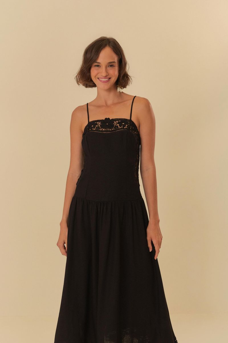 Imagen-de-un-vestido-negro-con-detalles-artesanales-Richelieu-mostrando-el-frente-del-vestido.