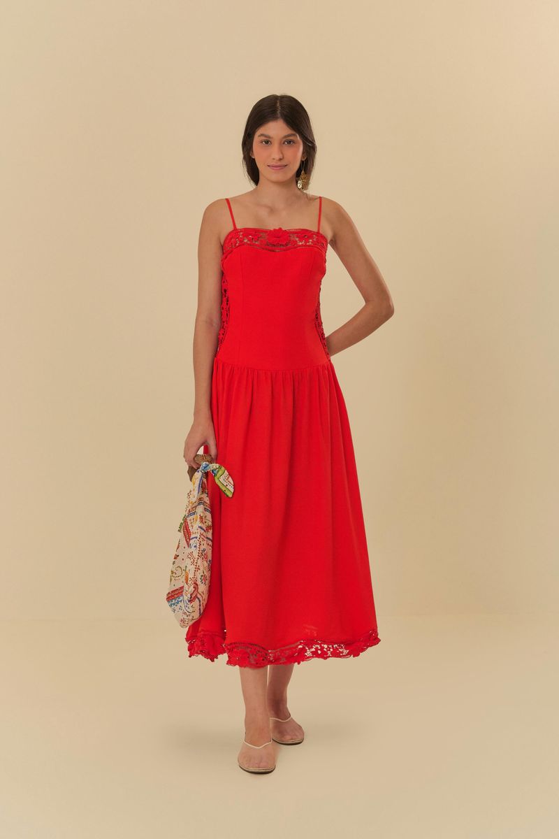 Vestido-rojo-con-detalles-de-encaje-tirantes-finos-y-largo-midi-visto-de-frente.