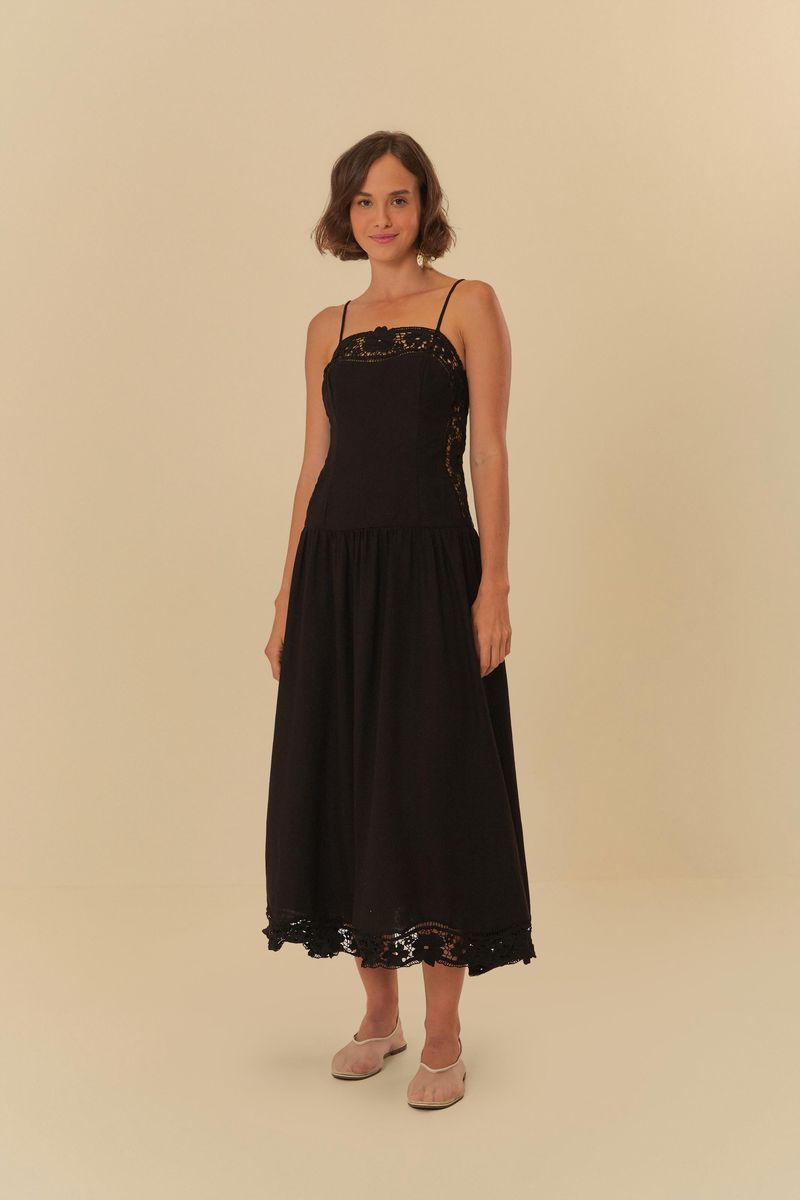 Imagen-de-un-vestido-negro-con-detalles-artesanales-Richelieu-mostrando-el-largo-y-el-borde.