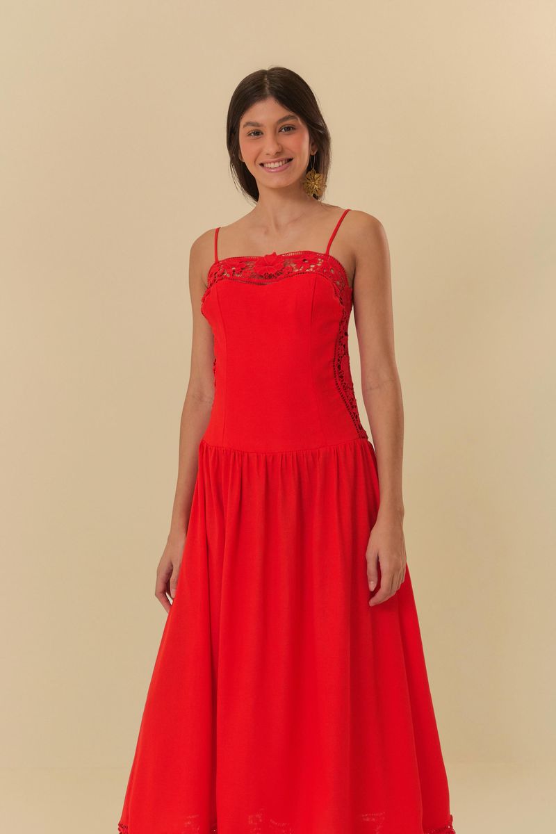 Vestido-rojo-con-detalles-de-encaje-tirantes-finos-y-largo-midi-visto-de-lado.