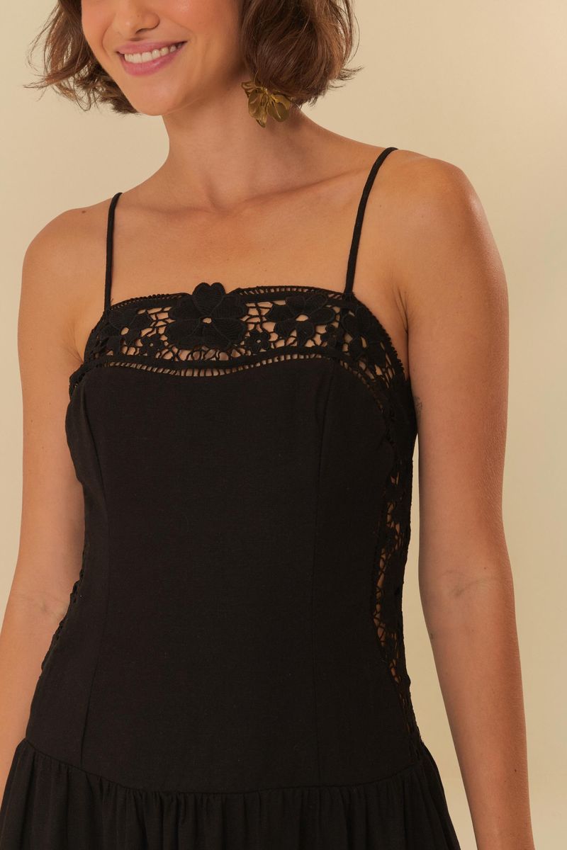 Imagen-de-un-vestido-negro-con-detalles-artesanales-Richelieu-mostrando-el-escote-y-los-tirantes.