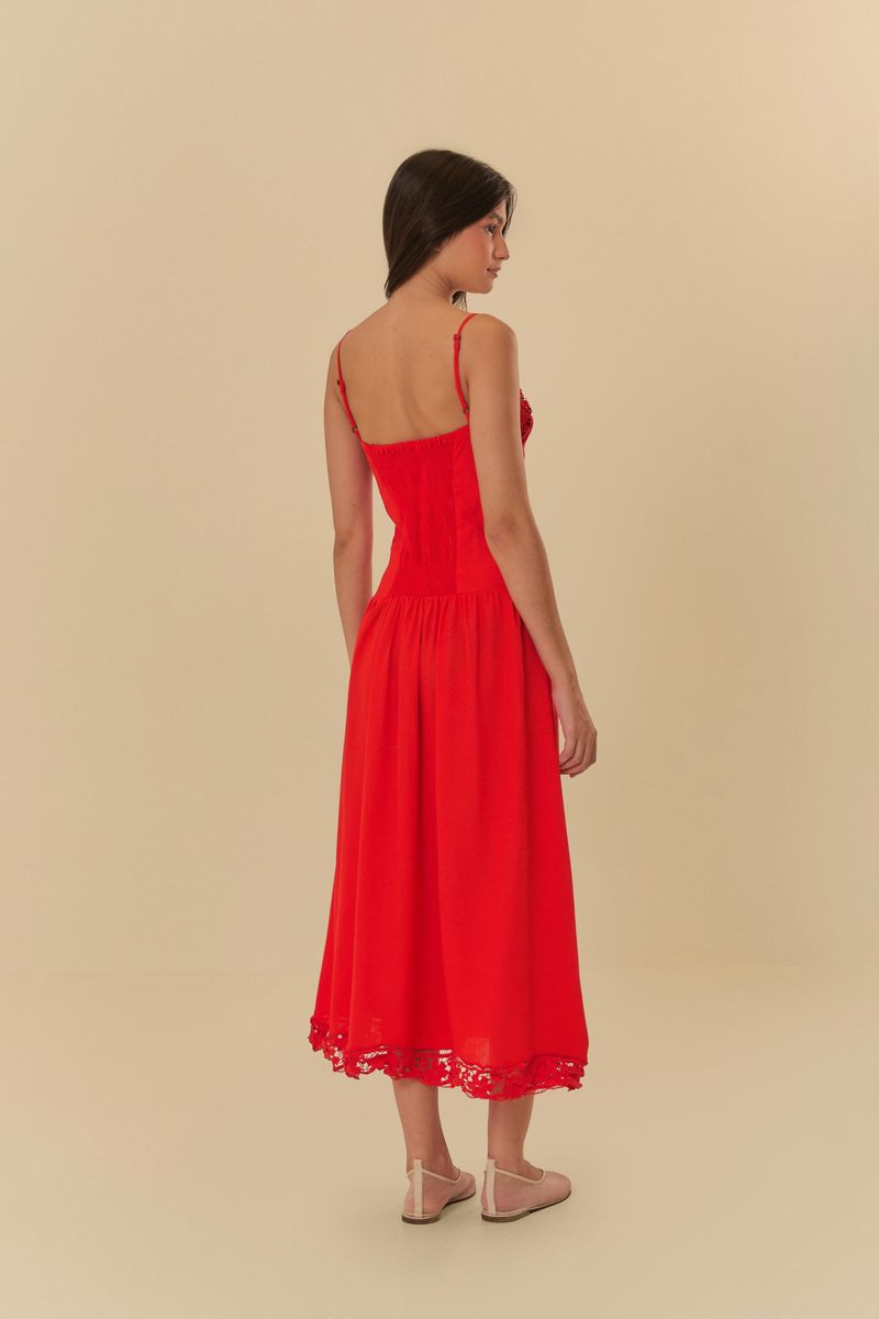 Vestido-rojo-con-detalles-de-encaje-tirantes-finos-y-largo-midi-visto-de-espaldas.
