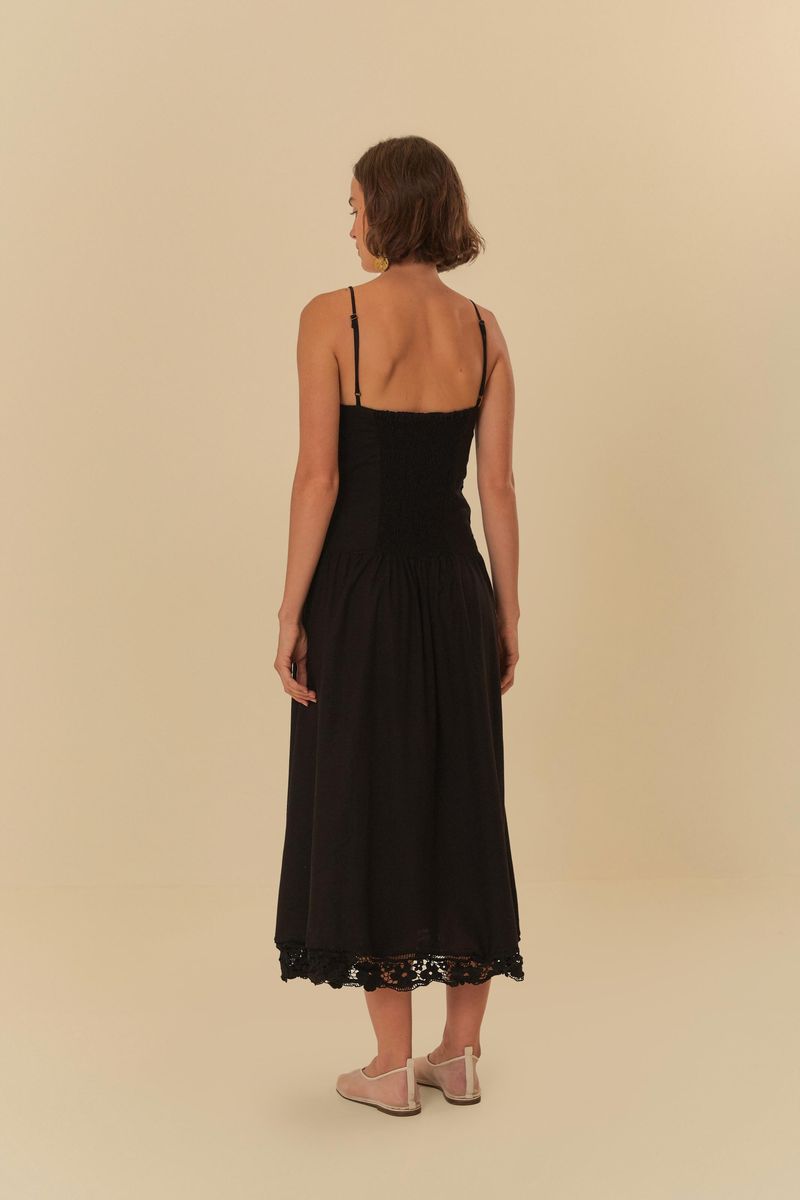 Imagen-de-un-vestido-negro-con-detalles-artesanales-Richelieu-mostrando-la-parte-trasera-del-vestido.
