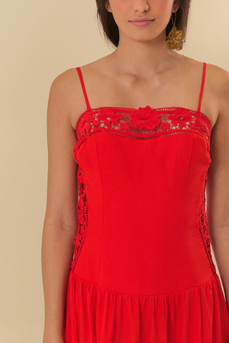 Detalle-del-corpiño-del-vestido-rojo-con-encaje-y-flor-decorativa.