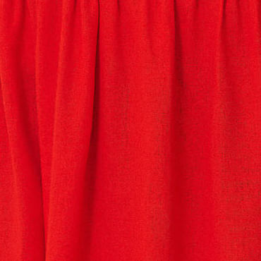 Detalle-del-borde-del-vestido-rojo-con-encaje-decorativo.