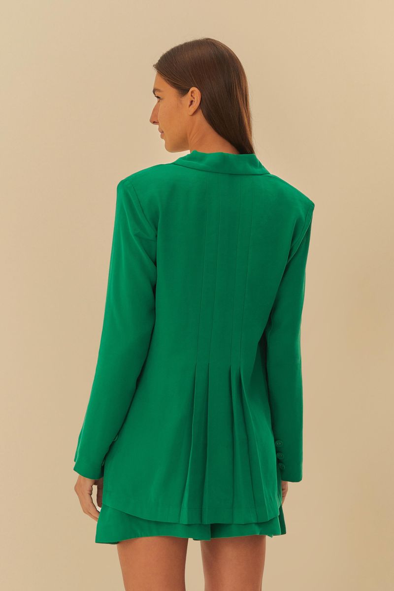 Vista trasera del blazer verde mostrando el diseño estructurado.