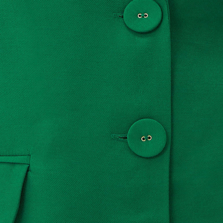 Detalle-del-cierre-frontal-de-botones-del-blazer-verde.